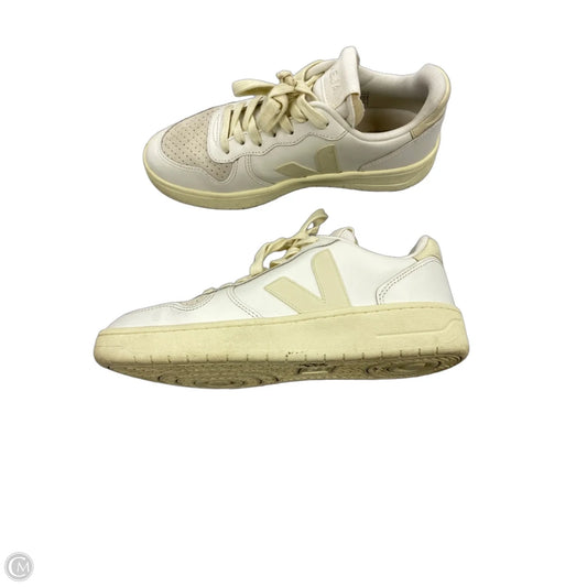 Shoes Sneakers By Veja In White, Size: 7