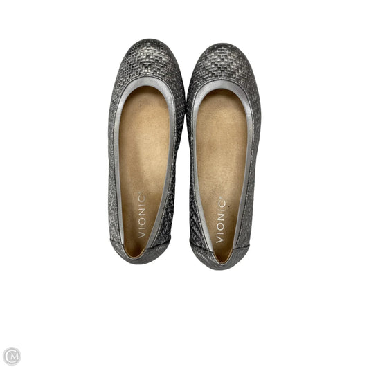 Shoes Flats By Vionic In Silver, Size: 6