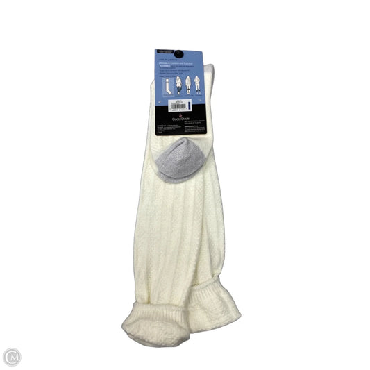 Socks By Cuddl Duds In Ivory, Size: Osfm