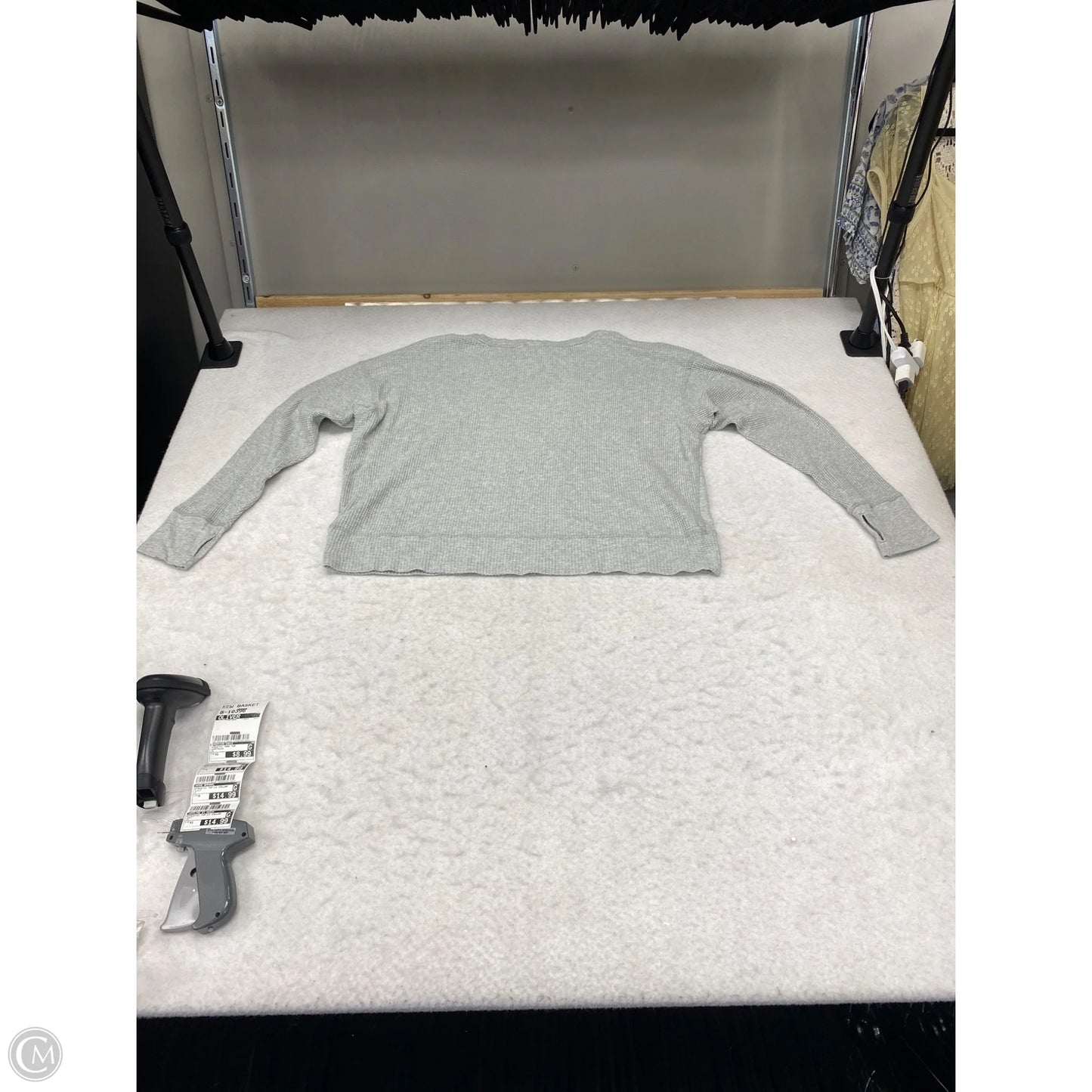 Athletic Top Long Sleeve Collar By Offline In Grey, Size: Xs