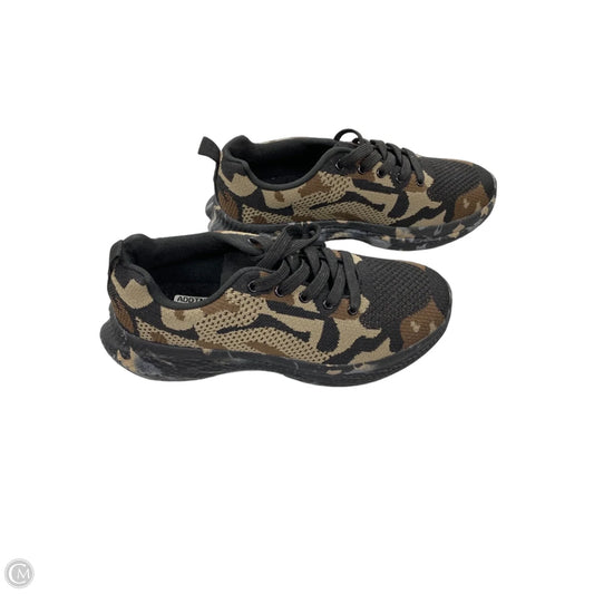 Shoes Sneakers By Clothes Mentor In Camouflage Print, Size: 10.5